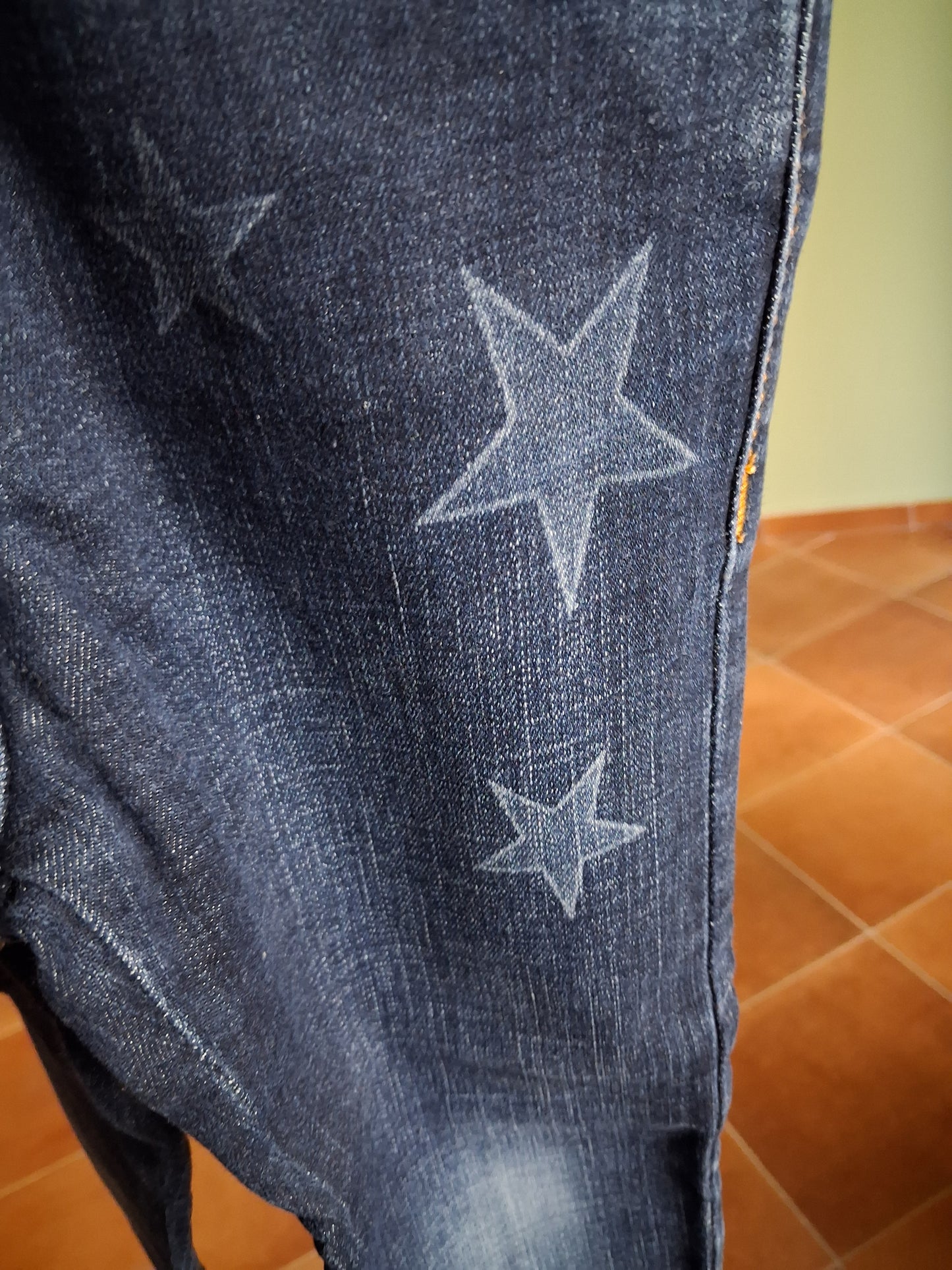 Jeans mit Sternen und Pailletten