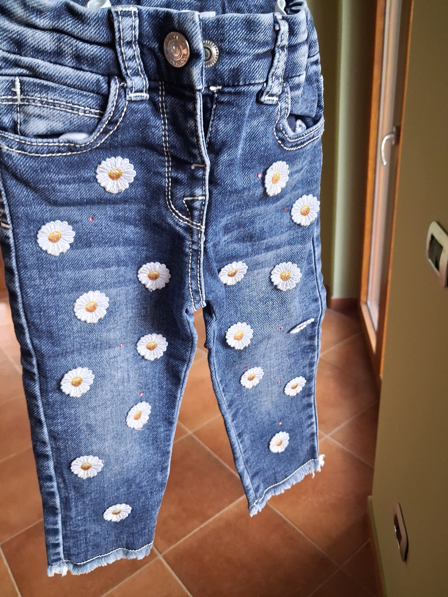 Jeans mit Gänseblümchen-Stickerei