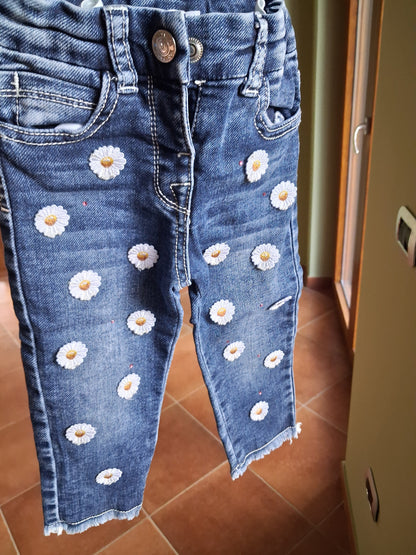 Jeans mit Gänseblümchen-Stickerei