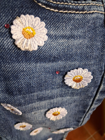 Jeans mit Gänseblümchen-Stickerei
