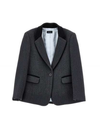Jacket coupled with black profiles